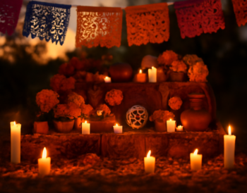 Altar ofrenda dengan bunga marigold dan lilin pada perayaan Dia de Muertos di Meksiko